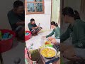 Nunggu ayam nya di ungkep teh kokom siapin bahan  buat bikin sambal di vlog sama pak salim