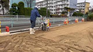 透水性保水型土舗装の施工不良の無いように端部も小型耕運機で攪拌