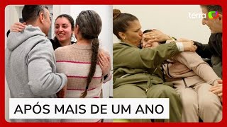 Reféns israelenses libertadas pelo Hamas se emocionam ao reencontrarem suas famílias