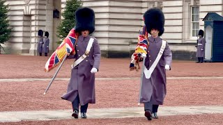 SPECTACULAR MOMENT WITNESSED DURING BUCKINGHAM PALACE GUARD CHANGE 🇬🇧