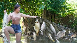 How to throw a net to catch fish, the amazing fishing net throwing skills of a Vietnamese girl