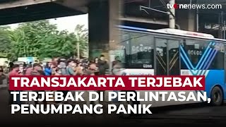 Bikin Panik, Bus TransJakarta Terjebak di Tengah Perlintasan Kereta Grogol | OneNews Update