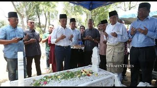 PM Muhyiddin visits parents' graves in Muar