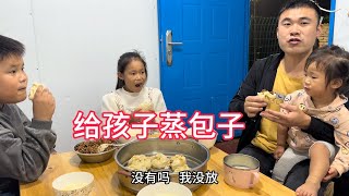 阿杜去超市买菜没想到碰见妈妈，为了不发生矛盾，阿杜只能躲起来