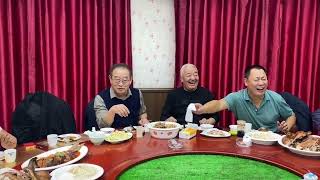 下雨了，吃肉肉啦，内蒙古名厨师烤藏香猪奉上 #特色美食分享 #吃了内蒙古牛羊肉才是暖冬 #大口吃肉大口喝酒