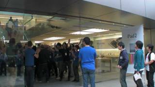 Apple Store, Nagoya Sakae：iPhone 4S 発売開始