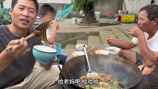 农村小伙收一只土甲鱼，配野生黄鳝与河鳗，老妈给煮一锅乡村美食