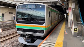 【E231系1000番台5両 OM出場回送】E231系1000番台ヤマU111編成が回送電車として警笛を鳴らして大宮駅11番線を発車するシーン（回8631M）2022.9.5