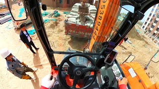 The first perspective will show you how the excavator rescues the truck！[Excavator Xiao He vlog]