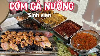 Cơm gà nướng sinh viên buổi trưa tấp nập