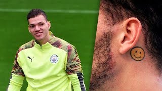 Dlaczego Ederson ma emotikonę za uchem?