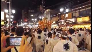 京都祇園祭　ほいっとほいっと！神輿渡御　東御座　三条通りに到着