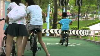 小孩子九龍城單車公園踏單車 little boy cycling in Kowloon City