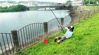 【過酷】深夜まで至る釣行…ついに街中の川に泳ぐ謎の肉食魚と衝突！