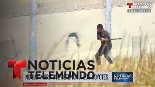 El video de un coyote que perfora el muro de la frontera en Tijuana | Noticiero | Noticias Telemundo