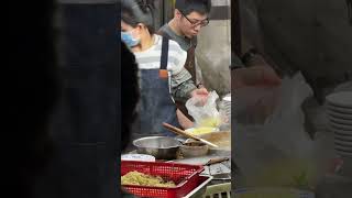 士林超人氣肉羹店「光輝肉羹」，手起刀落真的太猛了!! (Radiant Meat Soup) #streetfood #food