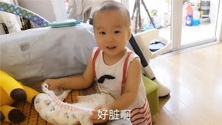 一岁小孩丢垃圾，不认识垃圾桶，拎着尿不湿到处丢让妈妈哭笑不得