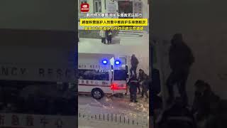 黑龙江鹤岗特大暴雪救护车急救无法前行，医护人员用担架抬起患者往医院跑，暴雪中为患者争分夺秒开辟生命道路。网友：与时间争分夺秒这一幕真的泪目！#暴雪 #泪目