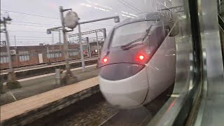 432次樹林發車開往新左營的EMU3000型十二輛編組EMU3010皮蛋豆腐騰雲號紅色帶新城際自強號列車，和4177次花蓮發車開往樹林的EMU514+EMU512區間車，(八堵站→七堵站南路程景)