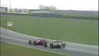 Ayton Senna larga em 4º e ultrapassa todo mundo na 1ª volta.