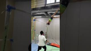 『女子選手のカッコいい離れ技❗️』#shorts #gymnastics #acrobatics #backflip #体操 #段違い平行棒