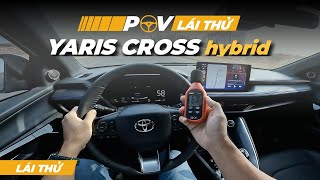 Lái thử Yaris Cross hybrid lăn bánh trên đường ven rừng.