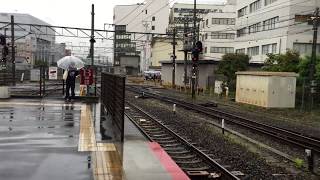 JR京都駅🚉31番乗り場にてトワイライトエクスプレス瑞風 大阪行 入線の様子　生憎の雨の中撮影しました。