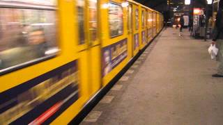 Berlin - Eberswalder Straße U-Bahn fährt ein (2004)