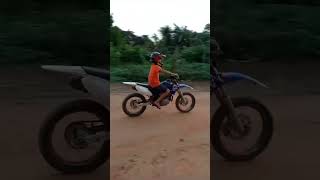 umas acelerada na mini moto kkk