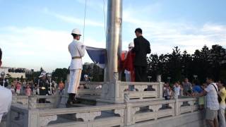 中正紀念堂三軍儀隊降旗 (The flag-lowering ceremony in C.K.S. Memorial Hall)