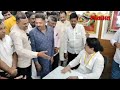 गालावर हात पाठीवर थाप... धनंजय मुंडे कार्यालयात मोठी गर्दी.. dhananjay munde parli video am4