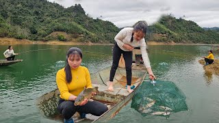 The two sisters trapped fish for 24 hours and caught a lot of big fish to sell at the market.