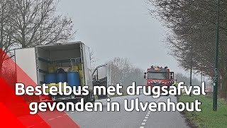 In de bestelbus vond de politie meerdere vaten en jerrycans.