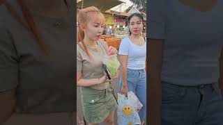 สบายดีสาวลาว สาวเวียงจันทร์ ซื้อลูกชิ้นทอด ร้านนี้เด็ดน้ำจิ้มแซ่บ ตลาดธาตุหลวง เวียงจันทร์ สปป_ลาว