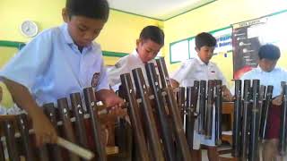 Kolaborasi Seni Musik Tradisional !! Angklung dan Calung itu sangat indah