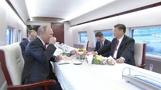 Chinese President Xi and Russian President Putin takes the CRH to Tianjin