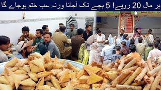 World Famous Moosa Bhai Samosay Walay I Enjoy Fried Items in Monsoon Rain Karachi Street Food