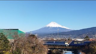 [富士山バック！！]EF65-2092[新](国鉄色)＋伊豆急2100形伊豆高原車両区所属R-5編成(ロイヤルエクスプレス)が東田子の浦駅〜吉原駅間を通過