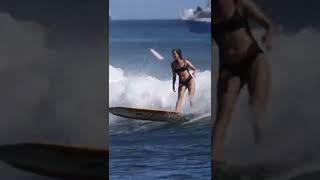 三点式泳装美女 irana 在大海里冲浪 Three-point swimsuit beauty surfing in the sea so hot