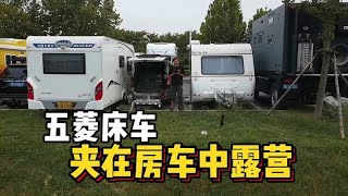 自驾旅行路过郑州，车位紧张，小面包车只能夹在房车中间露营！