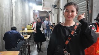 小馆子开在厕所旁，只卖三个菜，老顾客吃了几十年推着轮椅坚持来