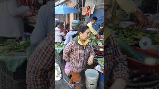 Cảnh Đi Chợ Mua Thức Ăn // Bữa trưa vui vẻ - chợ bến ngự TP Huế - ttonpiu vlog #shorts