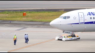 [ITAMI Airport]リモコン操作のトーイングロボット! Mototok Spacer8600 ANA