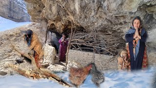 Life in the cold:Zahraand her son in the snowy mountains🏔️❄️building a platform 💪🙏😥 cutting firewood