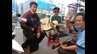 Ngamen Seharian Di Kota Bandar Lampung Bersama Radit Juru Parkir Bersuara Merdu Feat Ade Wiraguna