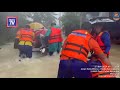 Anggota APM terjatuh ke dalam air akibat kepenatan bantu mangsa banjir