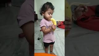 First time ate Banana her own. తన చిట్టి చేతులుతో ఎంత ముద్దుగా thintundo#youtube