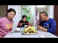 农村媳妇干活做饭两不误，排骨软烂，花卷暄软，一锅出是东北特色 记录我的农村生活 原创视频 普通的饭菜都是家的味道 乡下柴火饭最抚凡人心 老百姓的平凡生活