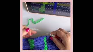 How to change colours mid-row in mosaic overlay crochet