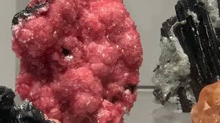 澳大利亚墨尔本博物馆宝石精美矿石区exquisite ore areas of gemstones and crystals in the Museum of Melbourne, Australia